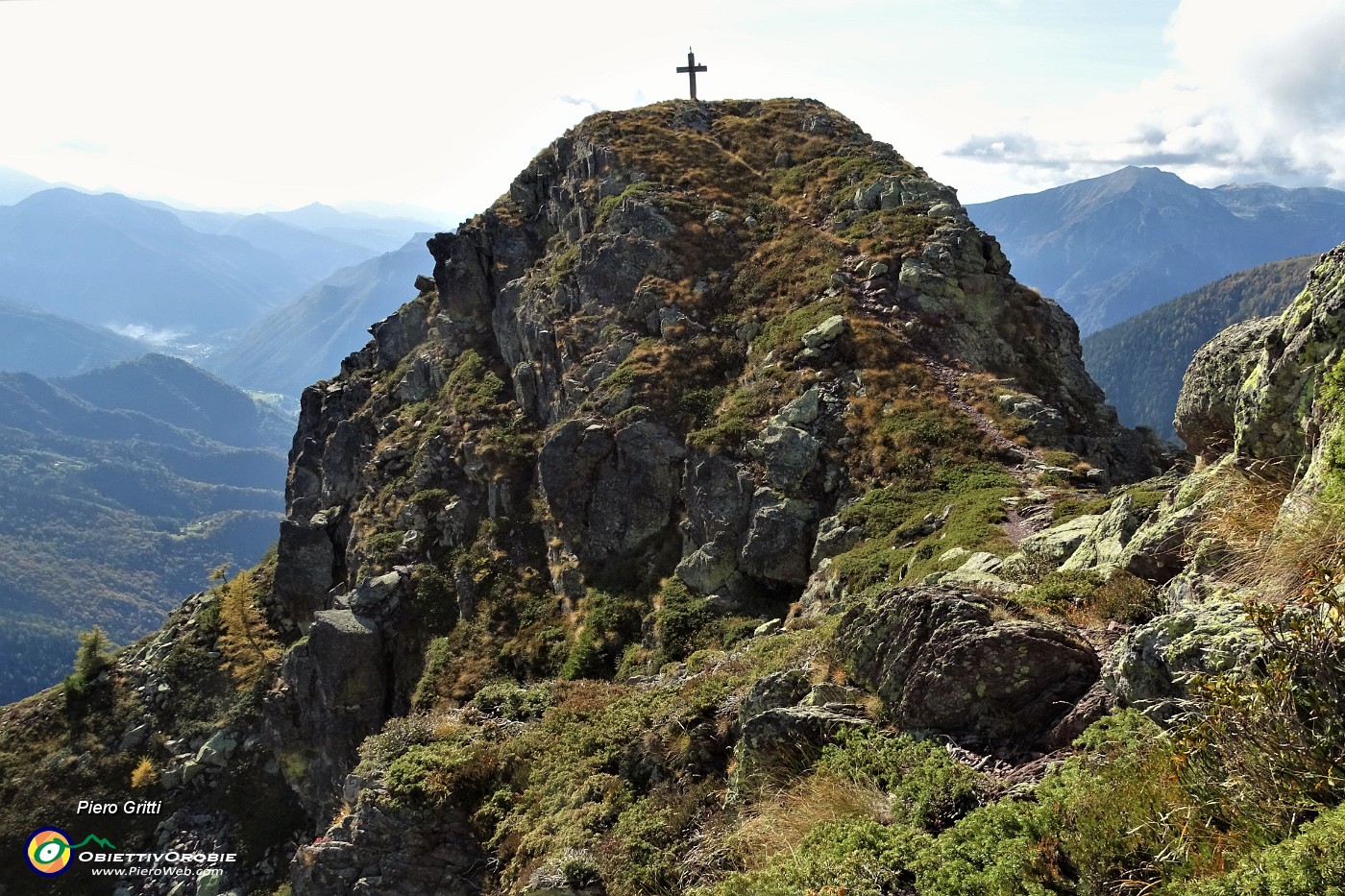01 Cima dello sperone roccioso del Mincucco (1832 m), sulla quale si erge una grande croce in legno.JPG
